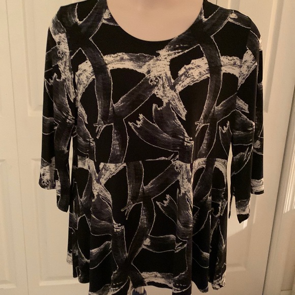 Beautiful woman’s tunic. NWOT. - Picture 1 of 3